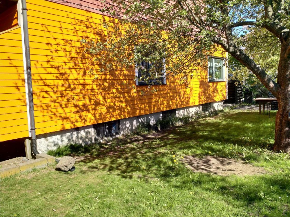 Renovated Semi- Basement 2 Bedrooms Furnished Apartment - Close To Everything In Moss Luaran gambar