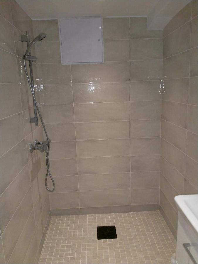 Renovated Semi- Basement 2 Bedrooms Furnished Apartment - Close To Everything In Moss Luaran gambar