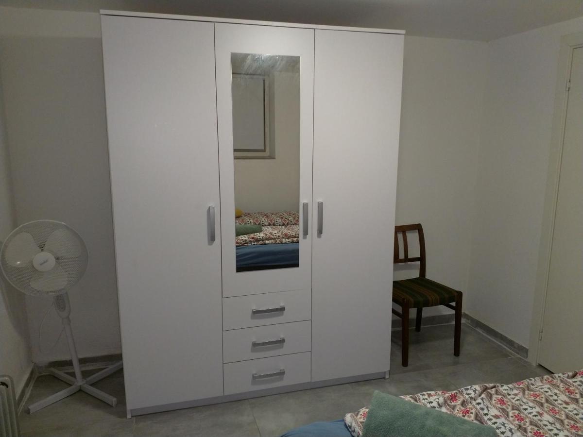 Renovated Semi- Basement 2 Bedrooms Furnished Apartment - Close To Everything In Moss Luaran gambar