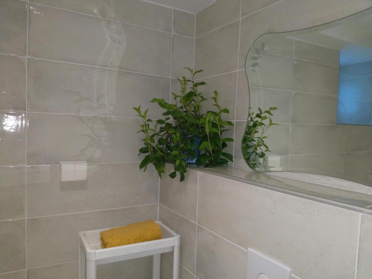 Renovated Semi- Basement 2 Bedrooms Furnished Apartment - Close To Everything In Moss Luaran gambar