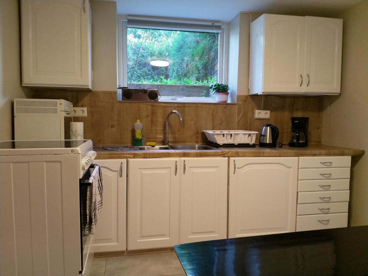 Renovated Semi- Basement 2 Bedrooms Furnished Apartment - Close To Everything In Moss Luaran gambar