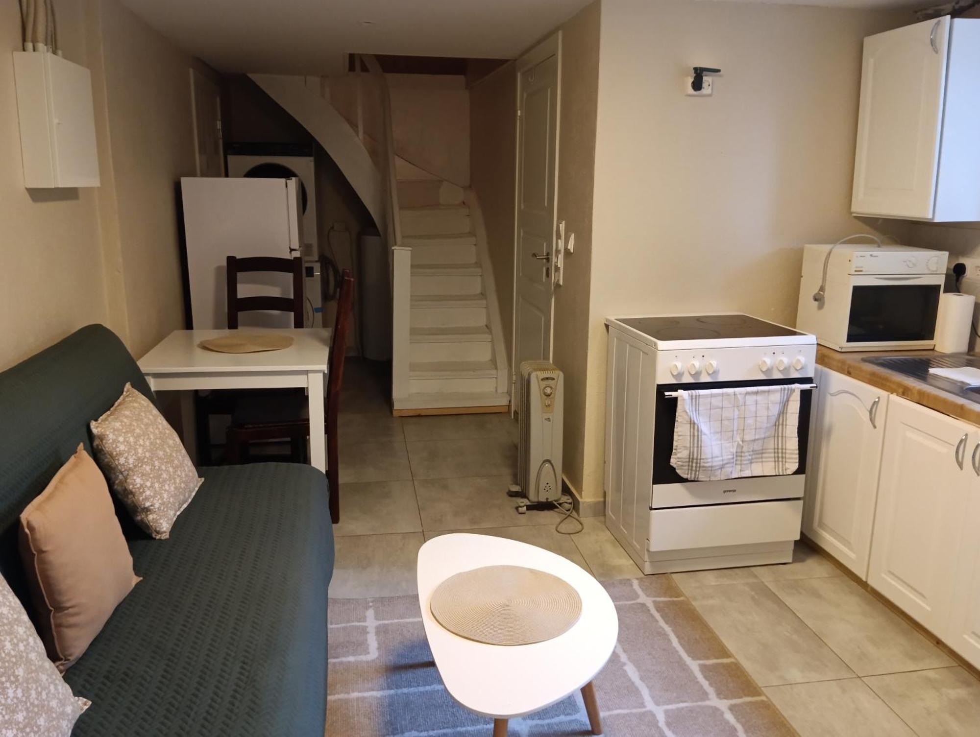 Renovated Semi- Basement 2 Bedrooms Furnished Apartment - Close To Everything In Moss Luaran gambar