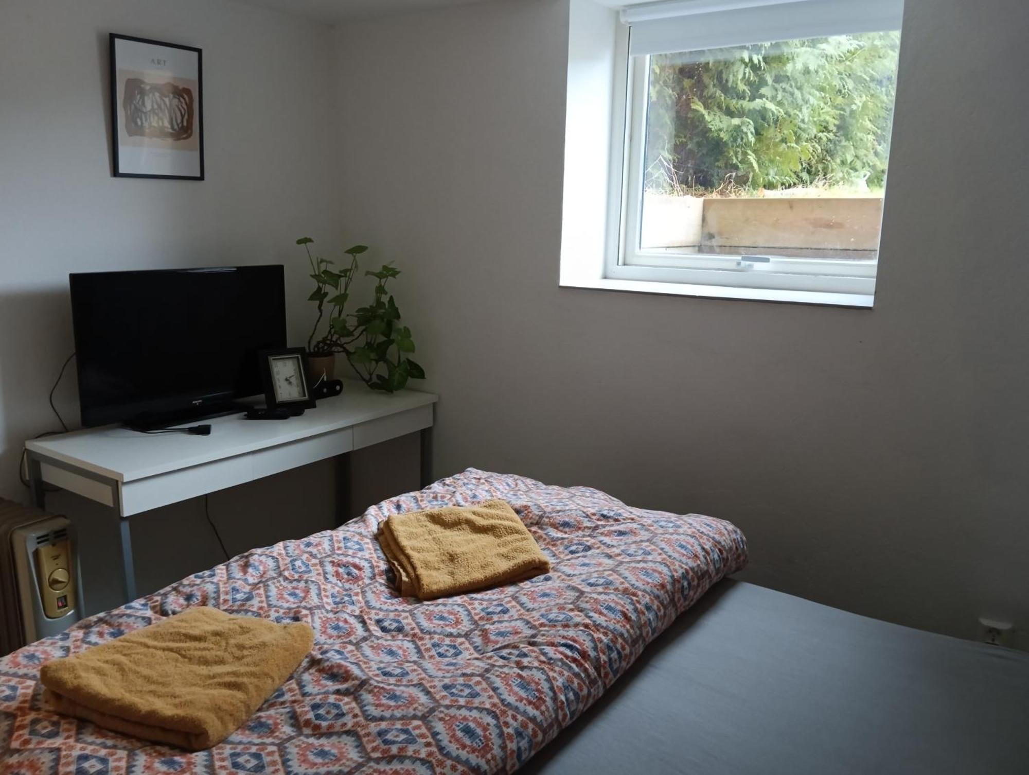 Renovated Semi- Basement 2 Bedrooms Furnished Apartment - Close To Everything In Moss Luaran gambar