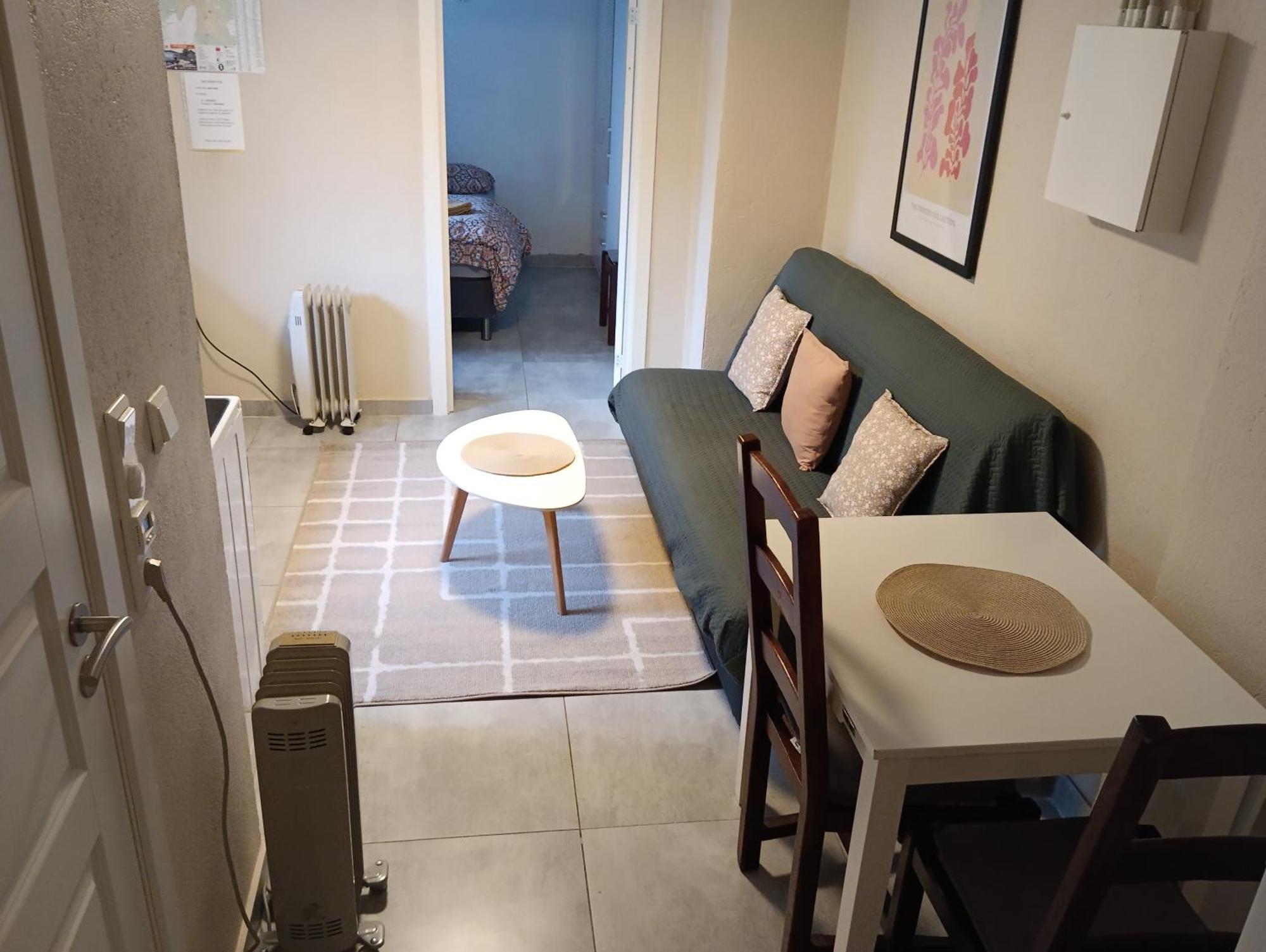 Renovated Semi- Basement 2 Bedrooms Furnished Apartment - Close To Everything In Moss Luaran gambar